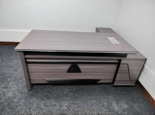 1600mm Manager's desk