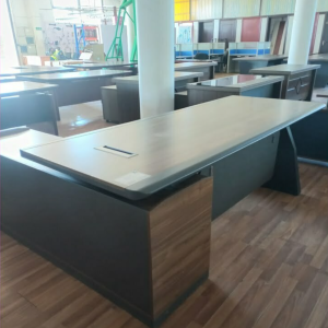 2000m Director's desk