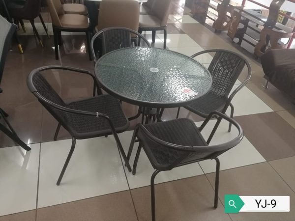 Round outdoor dining set
